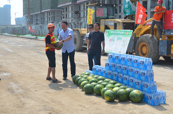 集團公司開展夏季送清涼慰問市政工程一線活動